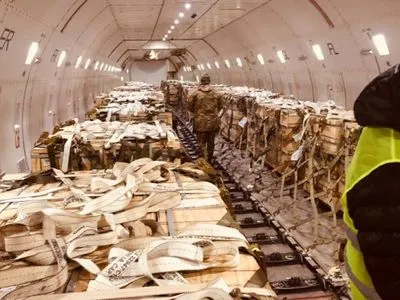 Прилетів уже восьмий птах: до Києва із США доставили ще 86 тонн озброєння