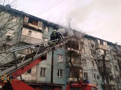 В Запорожье горела многоэтажка: одну пенсионерку спасли, еще одна - получила травму