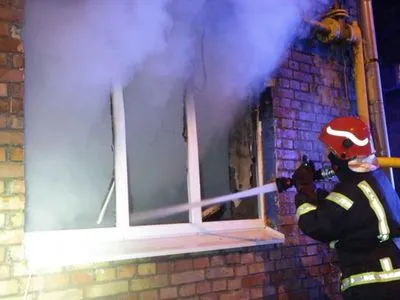 У Києві під час пожежі в п'ятиповерхівці загинула людина