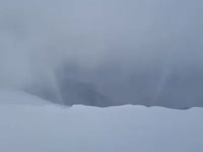 Спасатели показали снежные фонтаны в Карпатах
