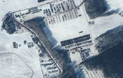 Супутникові знімки зафіксували розгортання військ на кордоні Білорусі з Україною - Reuters