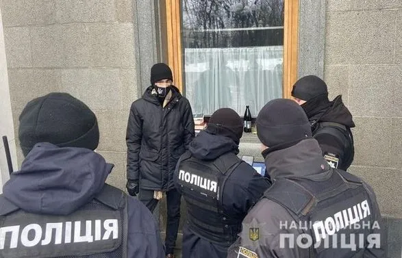 В Киеве мужчина пытался повредить окно Верховной Рады молотком - его задержали