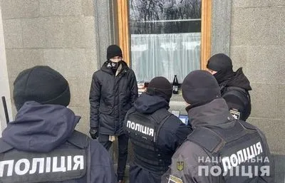 В Киеве мужчина пытался повредить окно Верховной Рады молотком - его задержали