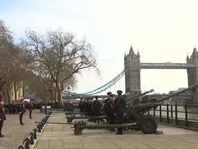 В Лондоне и Эдинбурге устроили орудийные салюты в честь Елизаветы II