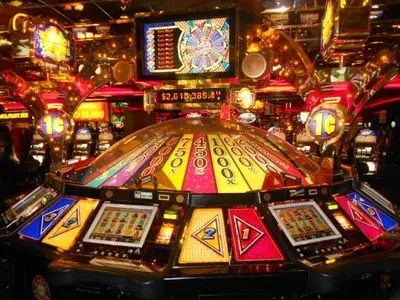 Американец выиграл более 200 тысяч долларов в казино, но из-за сбоя автомата не узнал об этом