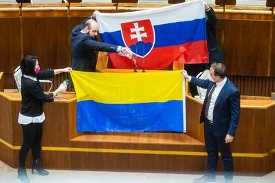 В парламенте Словакии депутаты осквернили флаг Украины