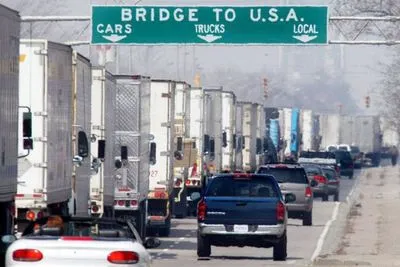 Разгневанные дальнобойщики заблокировали единственный мост, что соединяет США и Канаду