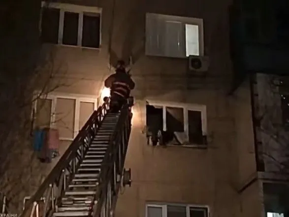 Кричала, що їй все набридло: у Одеській області рятувальники зняли жінку з кондиціонера на 3-му поверсі будинку
