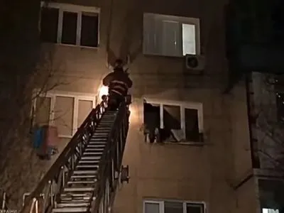 Кричала, что ей все надоело: в Одесской области спасатели сняли женщину с кондиционера на 3-м этаже дома