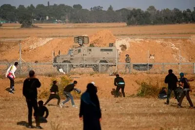 Палестинцы подожгли строительную технику возле границы с Сектором Газа