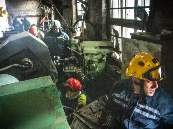 В Киеве на предприятии рабочего привалило девятитонным станком - он погиб