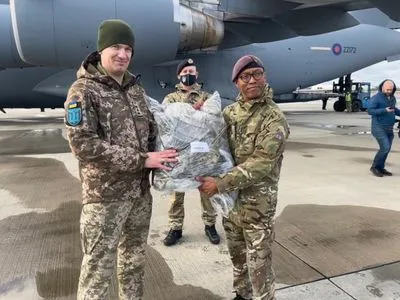 До України прибув літак із військовою допомогою від Великої Британії