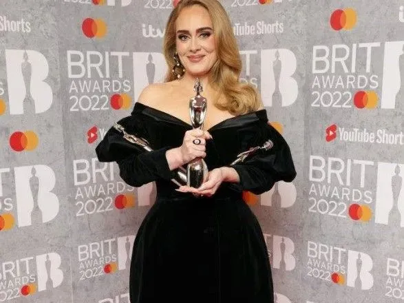 Адель надела платье украинского дизайнера на Brit Awards 2022