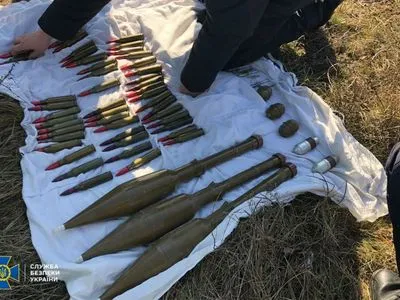 Патроны и гранаты: СБУ обнаружила схрон с оружием во время учений на Донбассе