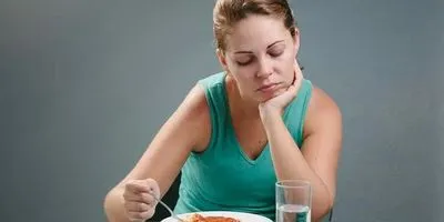 Фахівці розповіли, про що може говорити втрата апетиту та швидке насичення під час їжі