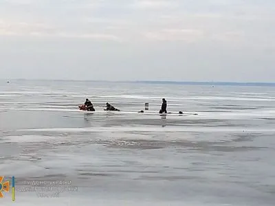 В Днепропетровской области двое рыбаков провалились под лед, один - утонул