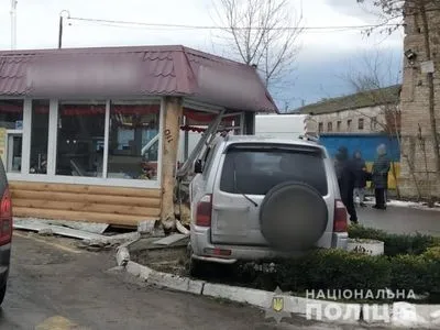 В Киевской области 52-летняя водитель на автомобиле въехала в кафе. Пострадала работница заведения