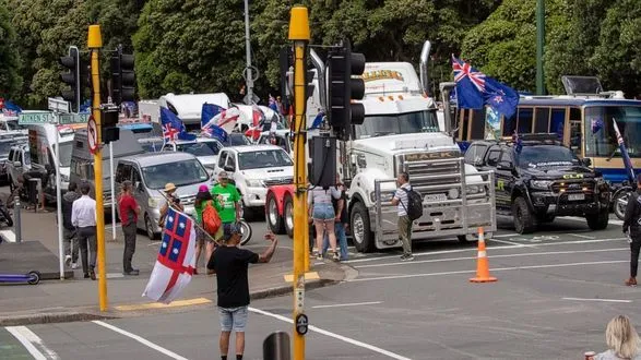 protesti-v-noviy-zelandiyi-politsiya-zatrimala-kolonu-demonstrantiv-bilya-parlamentu