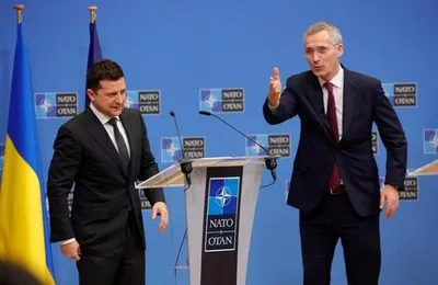 Генсек НАТО в разговоре с Зеленским пообещал продолжать оказывать Киеву практическую и политическую помощь