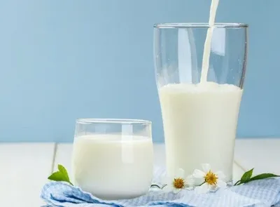 Лікар розповів про вплив молока та вітамінів на пухлини