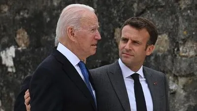 Президент Франції розповів Байдену про переговори з Путіним та Зеленським