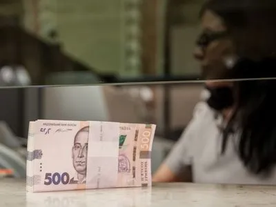 Украинцы забирают деньги из банков: депозитов в гривне за месяц стало меньше на почти 4%