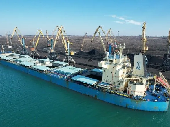 Уголь для украинских теплоэлектростанций разгружают в порту "Южный"