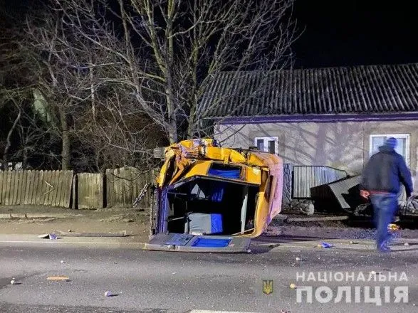 На Буковине маршрутка перевернулась в результате столкновения с грузовиком: есть пострадавшие