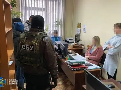 Обогатились на 2 млн грн: в Кировоградской области двое семейных врачей штамповали фальшивые COVID-сертификаты