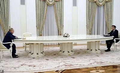 Тайна "длинного стола" с Путиным: Макрон не захотел, чтобы россияне получили его ДНК через ПЦР-тест