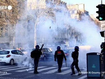 Сльозогінний газ та штрафи: в Парижі поліція розганяє мітингувальників