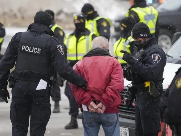 politsiya-zatrimala-protestuvalnikiv-yaki-zalishilisya-bilya-mostu-na-kordoni-ssha-ta-kanadi