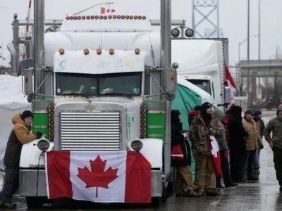 В Канаде продолжаются протесты дальнобойщиков несмотря на запрет суда