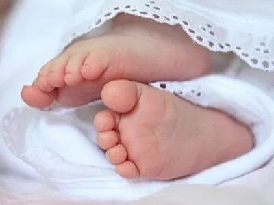 У Москві 30-річна жінка після домашніх пологів викинула немовля з вікна