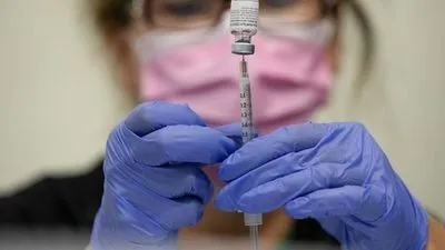 Швеция рекомендует пожилым людям сделать четвертую прививку от COVID-19