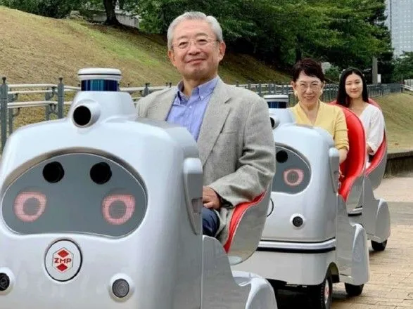 У Японії роботи допомагають пенсіонерам пересуватися вулицями