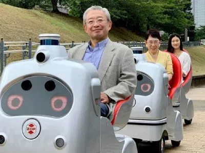 В Японии роботы помогают пенсионерам передвигаться по улицам