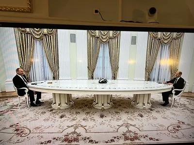 Шольц прибыл на переговоры с Путиным. Его посадили за тот же длинный стол, что и Макрона