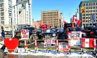 Канадская полиция просит дальнобойщиков покидать центр Оттавы, иначе им грозит арест
