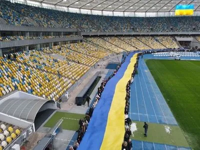 День единения: в Киеве развернули 200-метровый флаг Украины