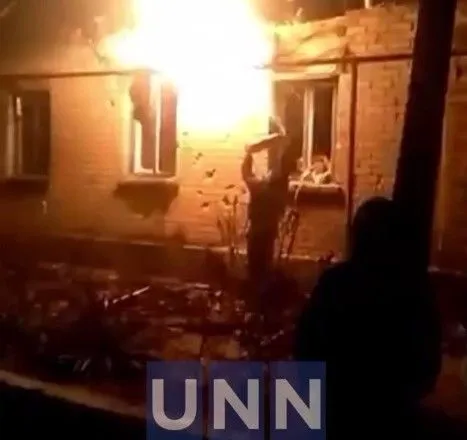 У Станиці Луганській почалися обстріли: внаслідок влучання снаряду горить житловий будинок
