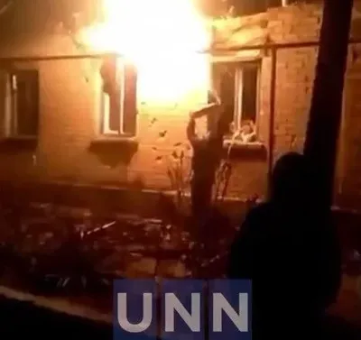 В Станице Луганской начались обстрелы: в результате попадания снаряда горит жилой дом