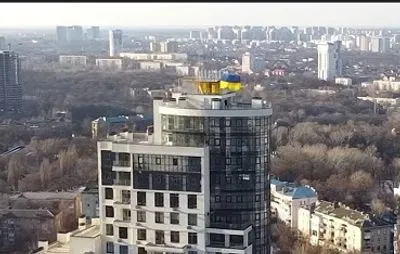 На крышах киевских высоток взвились синие-желтые флаги