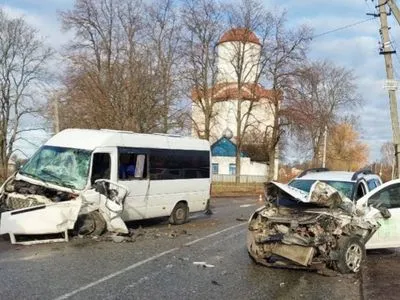 Под Киевом столкнулись микроавтобус и кроссовер: четыре человека в больнице