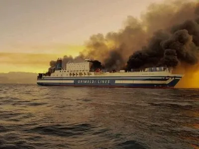 Грецькі рятувальники шукають 12 зниклих безвісти людей з палаючого порому в Іонічному морі