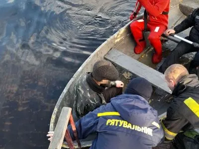 Под Киевом двое подростков оказались на льдине за полкилометра от берега. Одного спасали с воды, он - в больнице