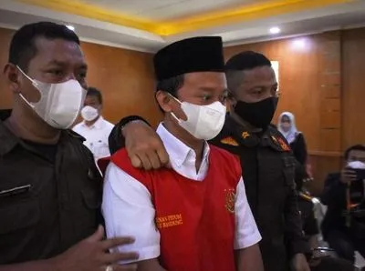 Суд Індонезії засудив довічно вчителя ісламської школи за зґвалтування учнів
