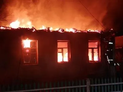 На Луганщині через обстріли бойовиків загорівся житловий будинок