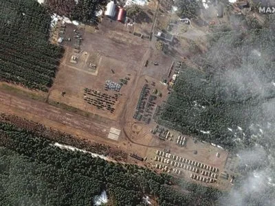 Спутник зафиксировал сотни военных машин в Беларуси возле границы Украины