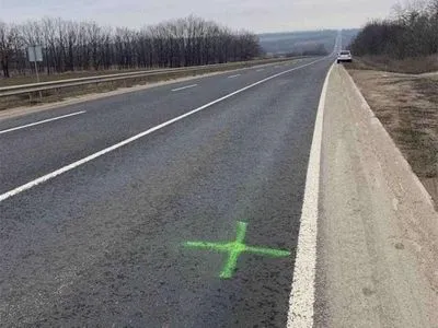 Українців закликали повідомляти про підозрілі кольорові позначки на дорогах: це можуть бути вказівники для військ РФ